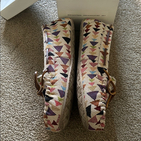 NWT Minnetonka Woven Allie JR Trapper Cream Kaleidoscope Indoor Outdoor Slipper - Picture 5 of 8